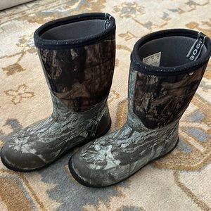 Kids Bogg size 4 Hunting Camo boots, Mossy Oak